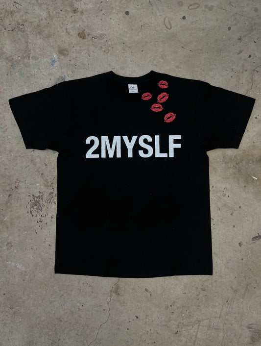 2myslf "neck kiss" black tee